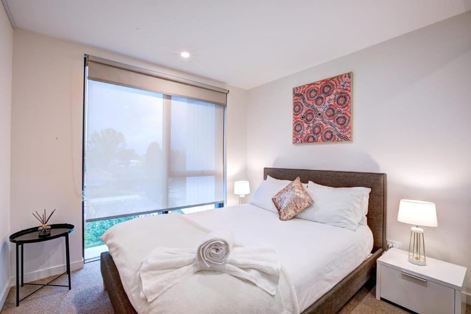 The Hamptons - Lux 2 Bed 2 Bath, Pool - Central Location Apartment in Canberra