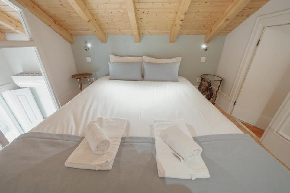 Downtown Clerigos Duplex With River View by Vacationy Apartment in Porto