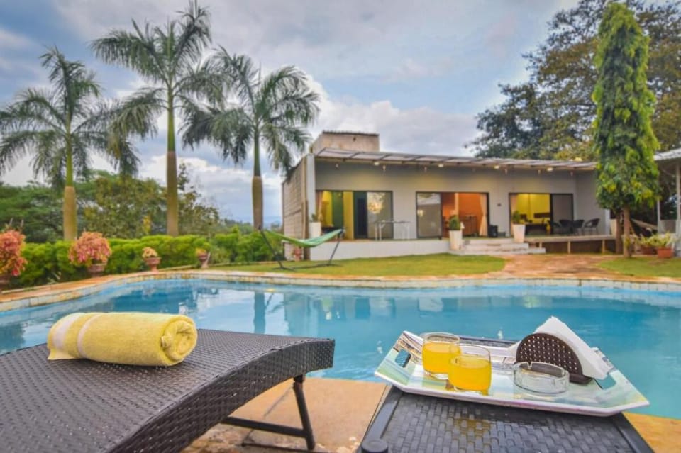 Tuscan Farms: Villa Accommodating 16 to 24 Adults. Villa in Maharashtra