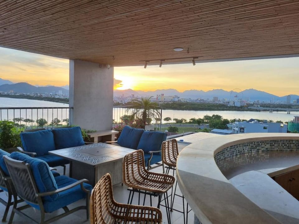 PENTHOUSE private ROOFTOP POOL: 3BRs, bar, terrace Apartment in Da Nang