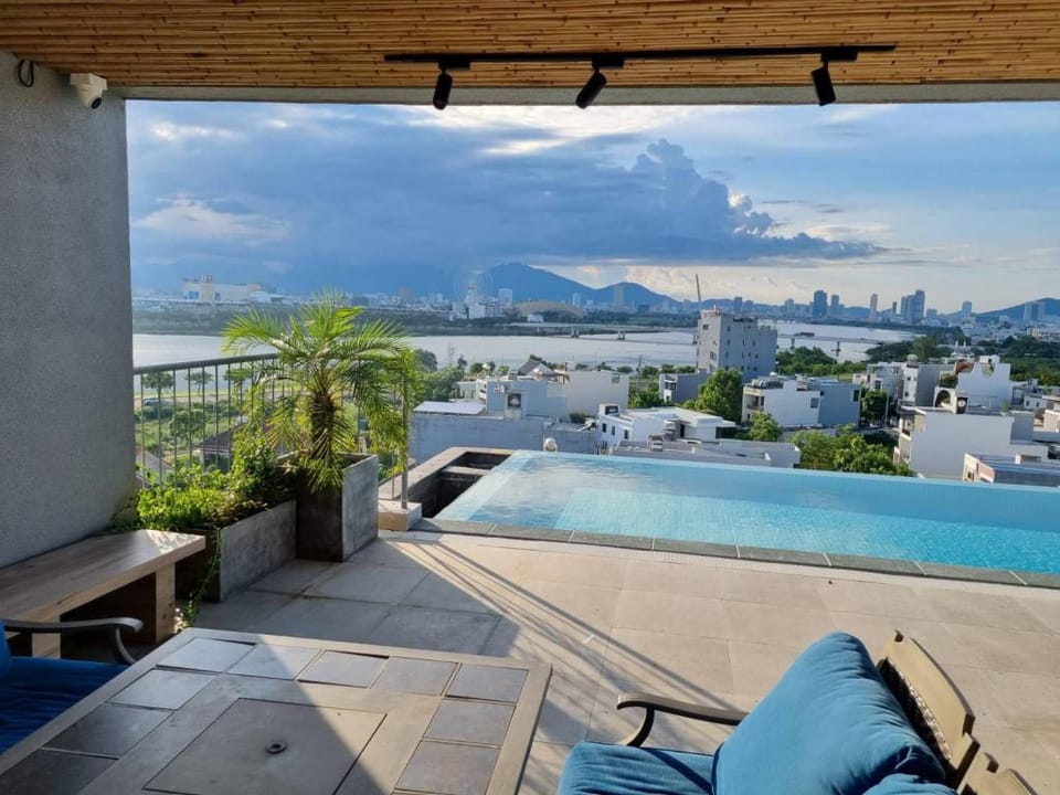 PENTHOUSE private ROOFTOP POOL: 3BRs, bar, terrace Apartment in Da Nang