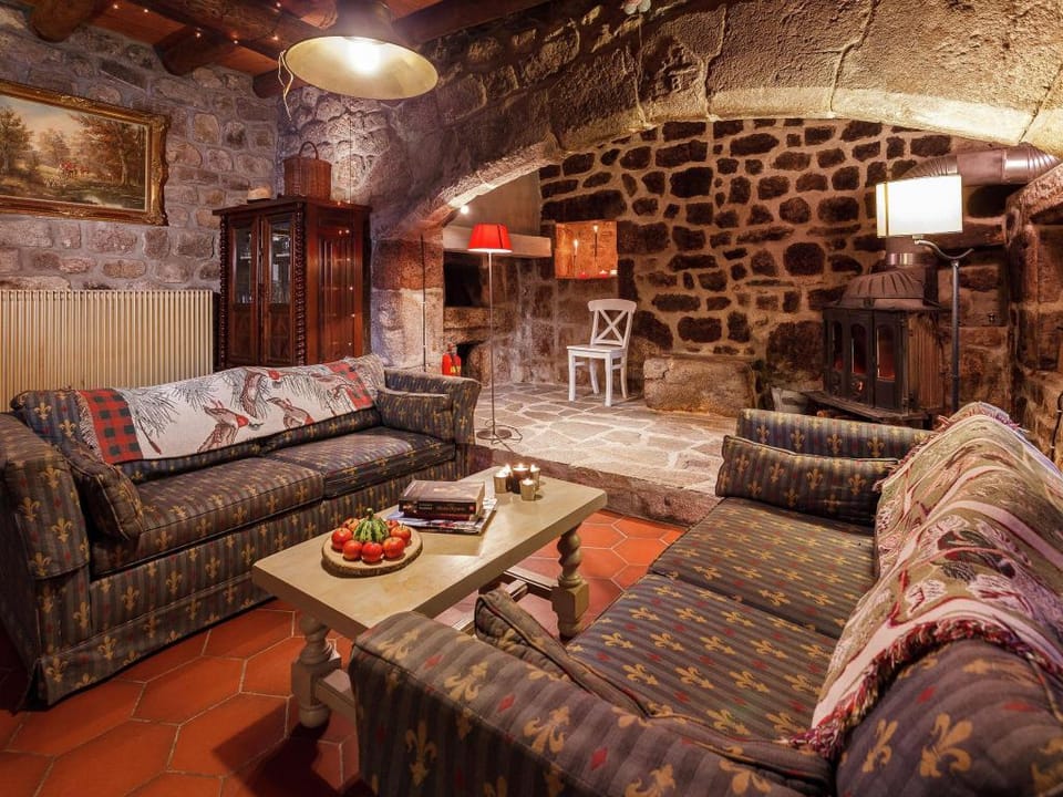 Charming Farmhouse in Cros-de-Georand Vacation rental in Auvergne-Rhône-Alpes