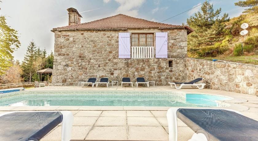 Charming Farmhouse in Cros-de-Georand Vacation rental in Auvergne-Rhône-Alpes