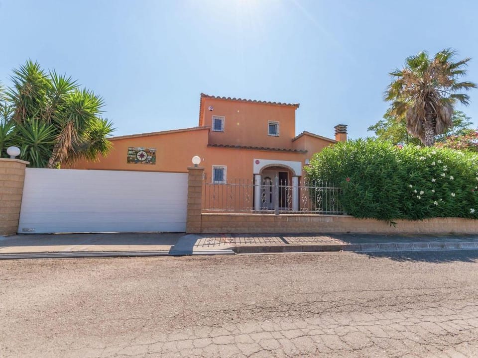 Relaxing Villa Steps from Beach Vacation rental in Alt Empordà