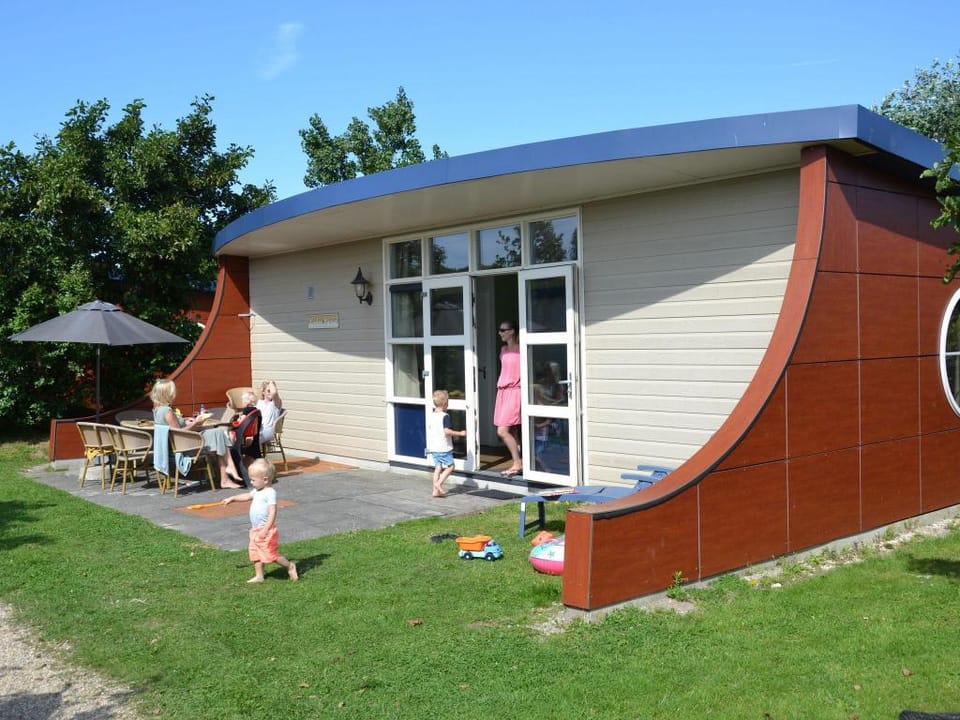 Bungalow in Netherlands with Ship-Like Design Vacation rental in s-Gravenzande