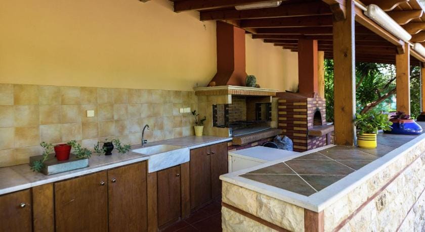 Apartment in Prines with Garden  BBQ Apartment in Crete