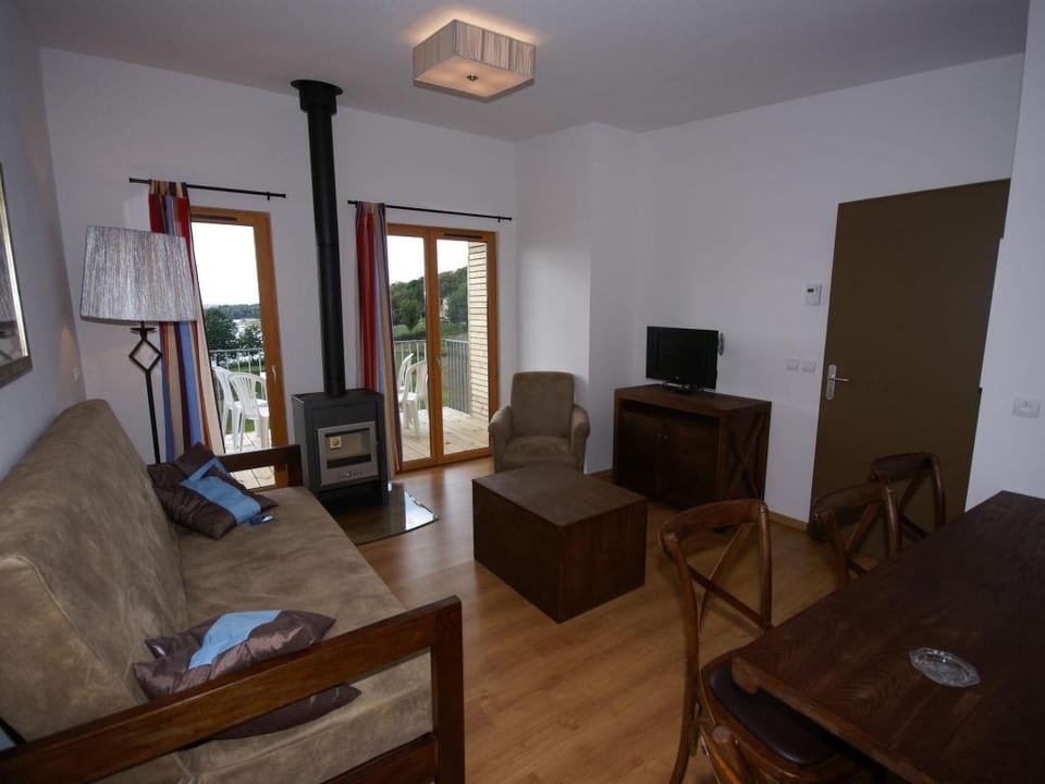 Cottage in France with Lake Views Vacation rental in Hauts-de-France