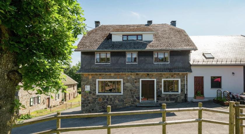 Spacious holiday home with large garden Vacation rental in Wallonia, Belgium