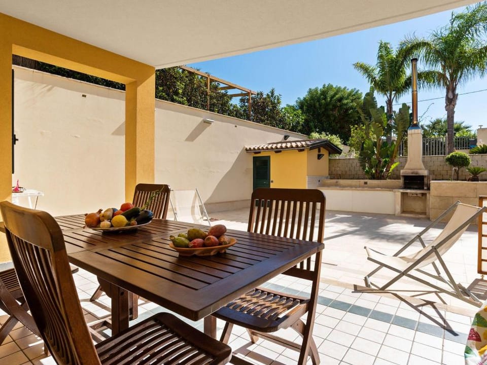 Seaside Apartment with BBQ  Garden Apartment in Sicily