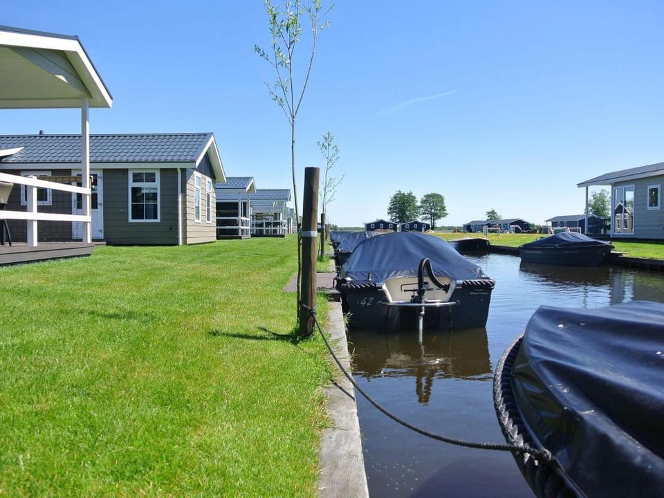 Lakeside Cottage with Boat Vacation rental in Giethoorn