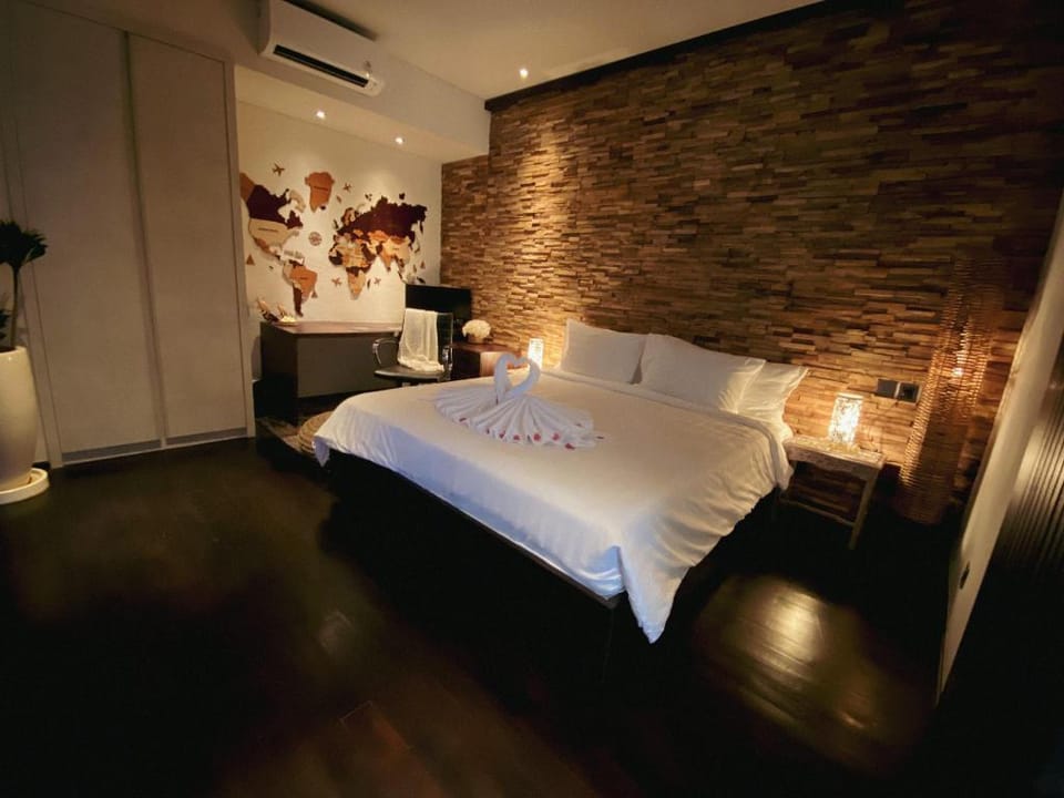 Sunset Palms Luxury Beachside Pool Villa 3BR Villa in Kuta