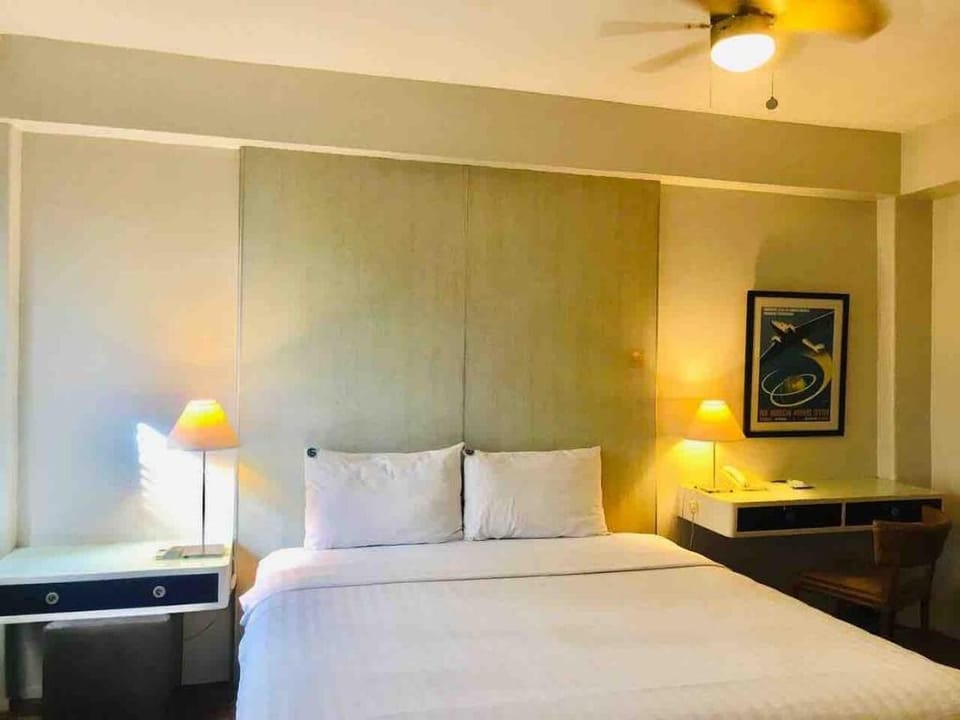 CLIPPER House @ 303 Comfy Studio  Great Location Apartment in Makati