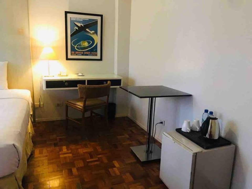 CLIPPER House @ 303 Comfy Studio  Great Location Apartment in Makati