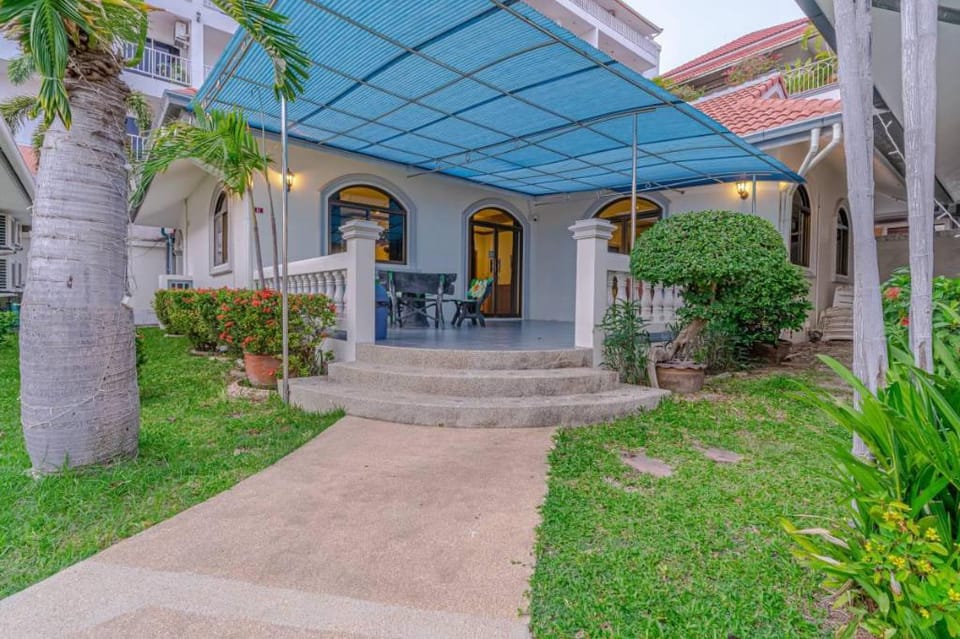 Resort 3-2BR,Pool,300m-Beach,5 mins to Walking St Villa in Pattaya City