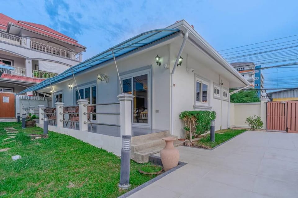 Resort 1-4BR,Pool,300m-Beach,5 mins to Walking St Villa in Pattaya City