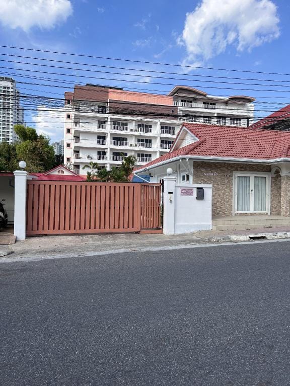 Resort 2-3BR,Pool,300m-Beach,5 mins to Walking St Villa in Pattaya City