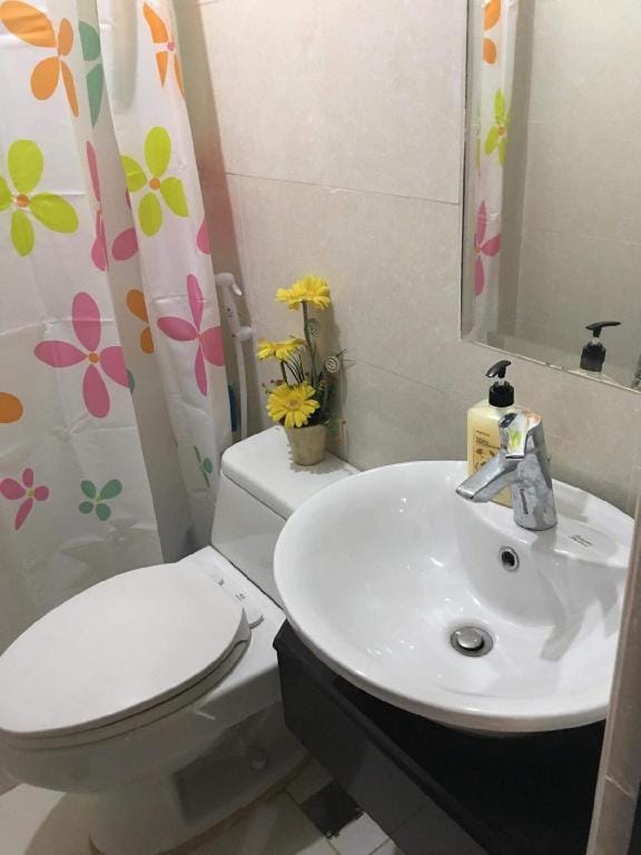 Manhattan Parkway Tower 2 - Hotel Quality Room Apartment in Pasig