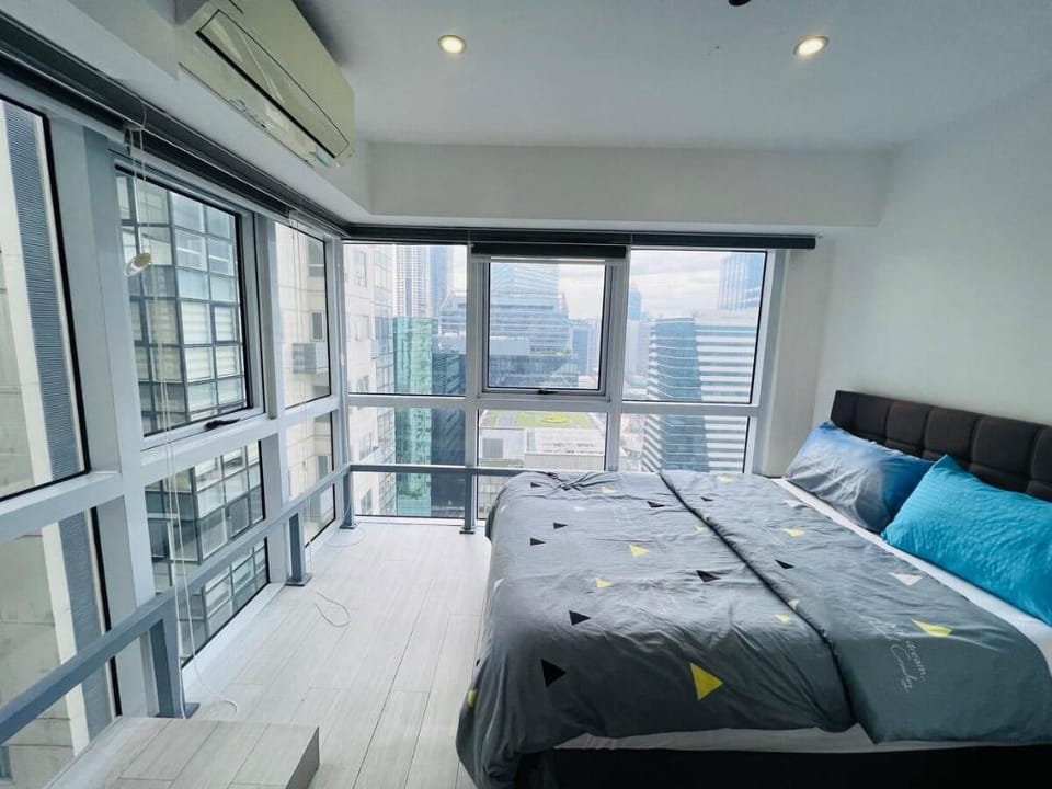 Pool x City View 2BR Loft with Wifi & Netflix Apartment in Makati