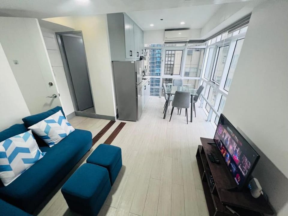 Pool x City View 2BR Loft with Wifi & Netflix Apartment in Makati