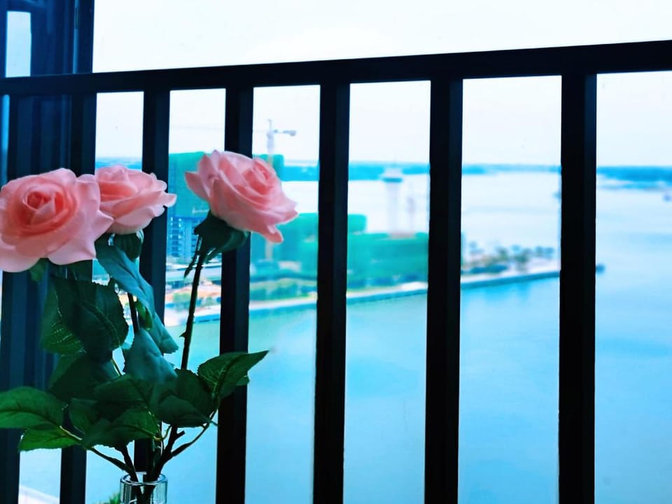 hot市区中心/海上看日出/一线海景/高层住宅/保利园林小区/近火车站海鲜市场海滨公园国贸/可做饭 Apartment in Guangdong