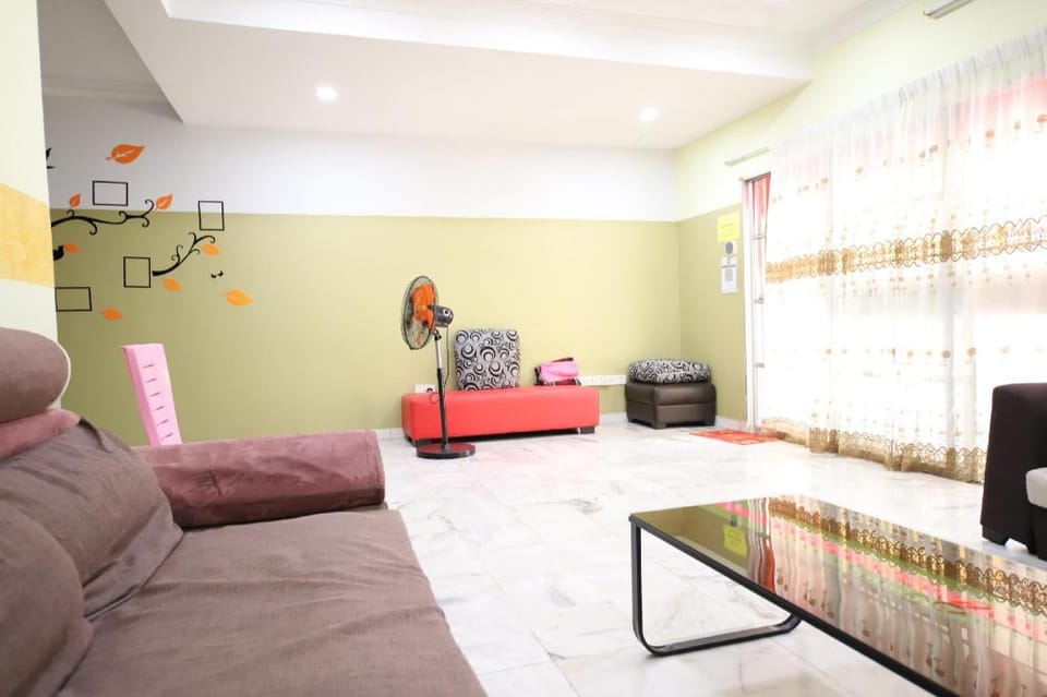 OYO Homes 90575 CK Bahau Homestay Hotel in Bahau