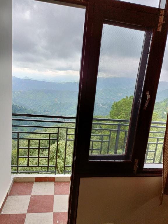 Jujurana Homestay-Valley Views, Shoghi Apartment in Shimla