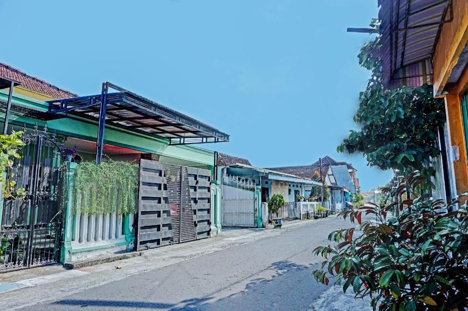 OYO 91502 Kost Bu Lilies Syariah Hotel in East Java