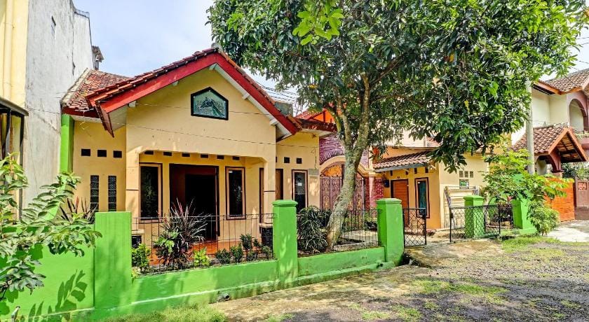 OYO Life 91478 Wisma Aura Syariah Hotel in West Java