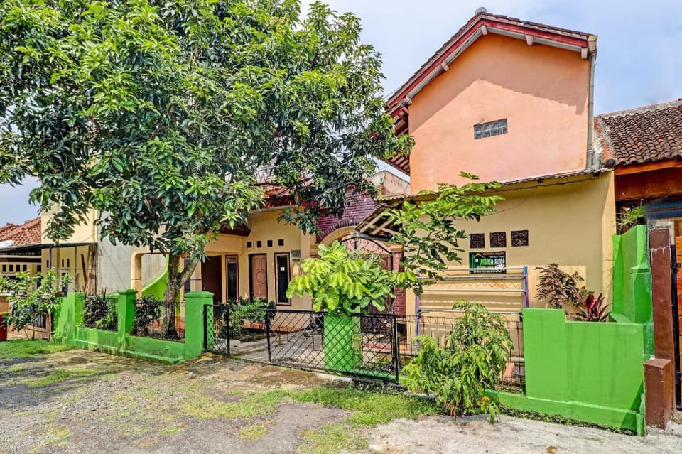 OYO Life 91478 Wisma Aura Syariah Hotel in West Java