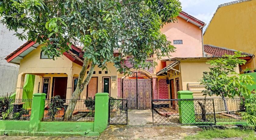 OYO Life 91478 Wisma Aura Syariah Hotel in West Java