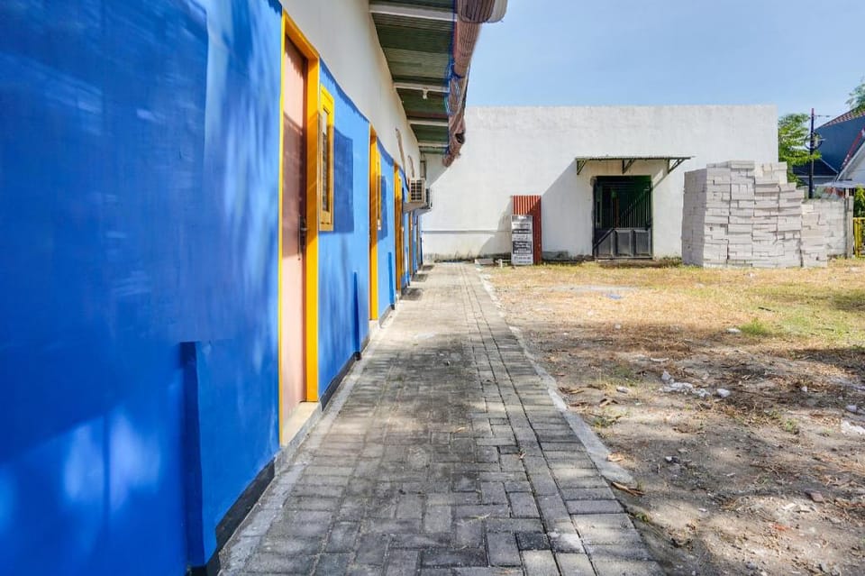 OYO Life 91544 Homestay Biru Blukid Hotel in East Java