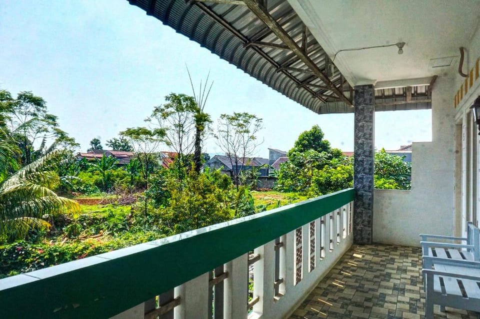 SPOT ON 91461 Saungawi Stay Syariah Hotel in West Java