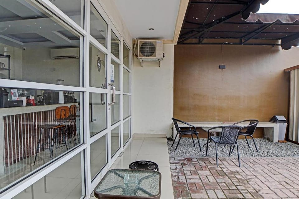 Collection O 91528 Garuda Residence Syariah Hotel in Indonesia