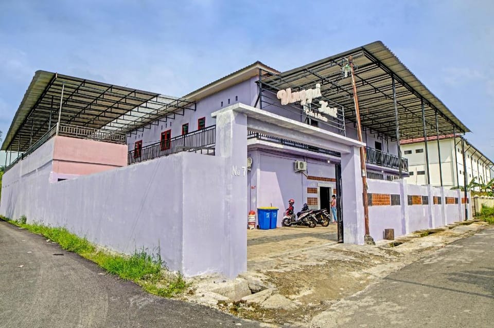 SPOT ON 91509 Unggul Kost Hotel in Indonesia