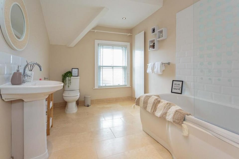 Spacious & Luxurious House Near Beach - Sleeps 10 Vacation rental in Lytham St Annes