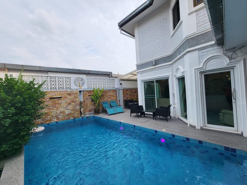 Bella-Large 5BR 4 Family&Singles-BBQ,Karaoke&Pool Villa in Pattaya City