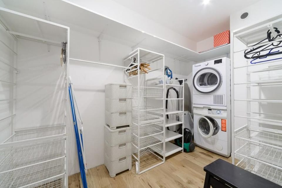 Lumina apartment with balcony overlooking the park Apartment in Masovian Voivodeship