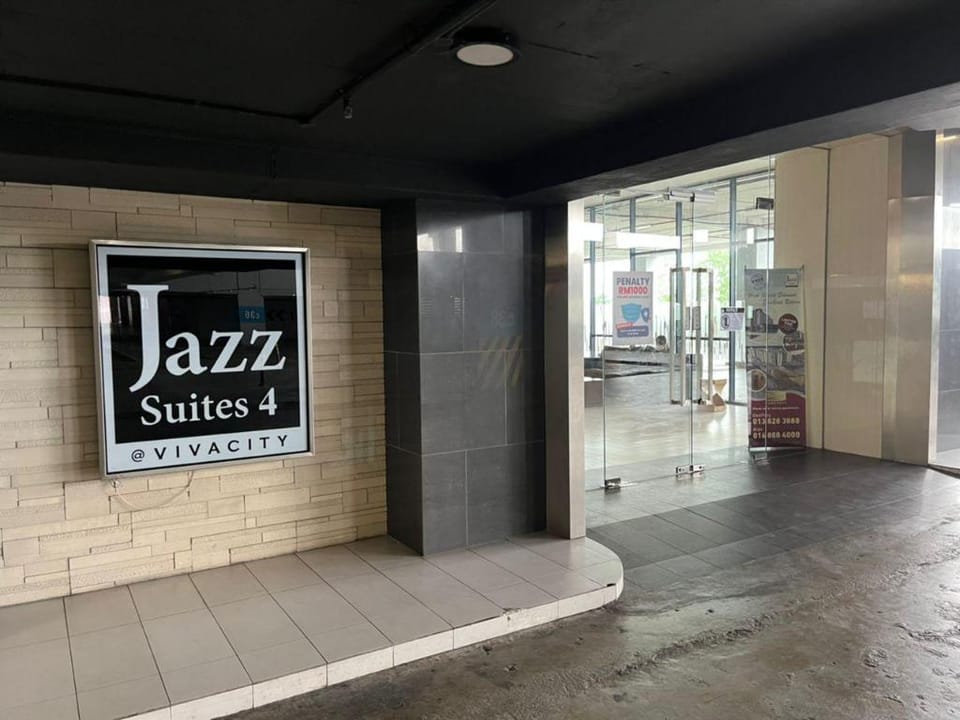 Home Abroad @ Jazz Suites 4, Vivacity 6pax Apartment in Kuching