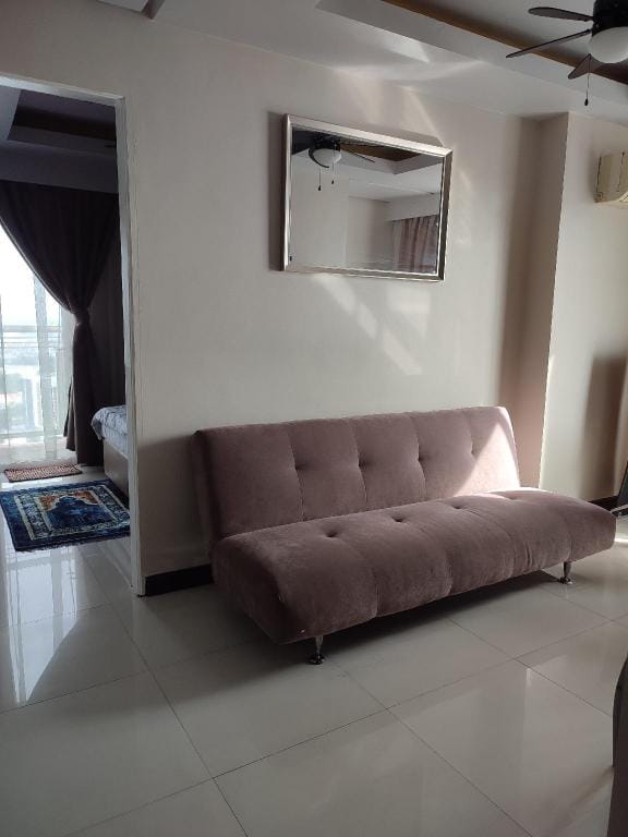 Birch Tower by Rabvie Mhays  Apartment in Manila City