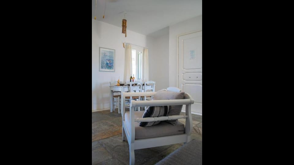Private villa Agia Irini, 350 meter to the beach for 4 guests with pool access Apartment in Paros, Greece