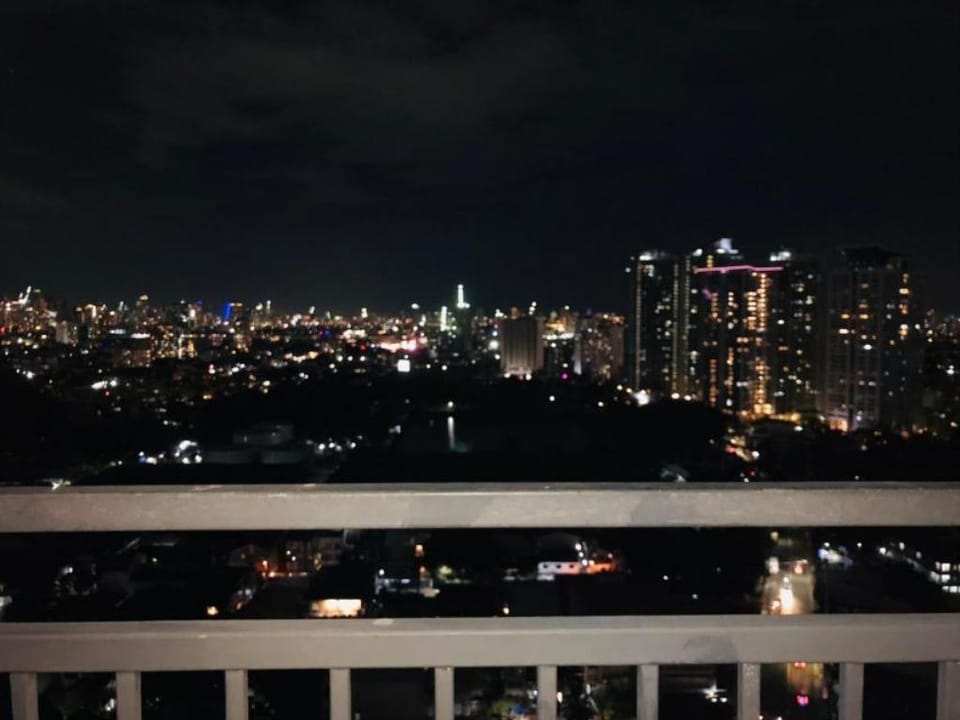 Huge Studio 2 guests allowable upto 5 guests 23101 Apartment in Quezon City