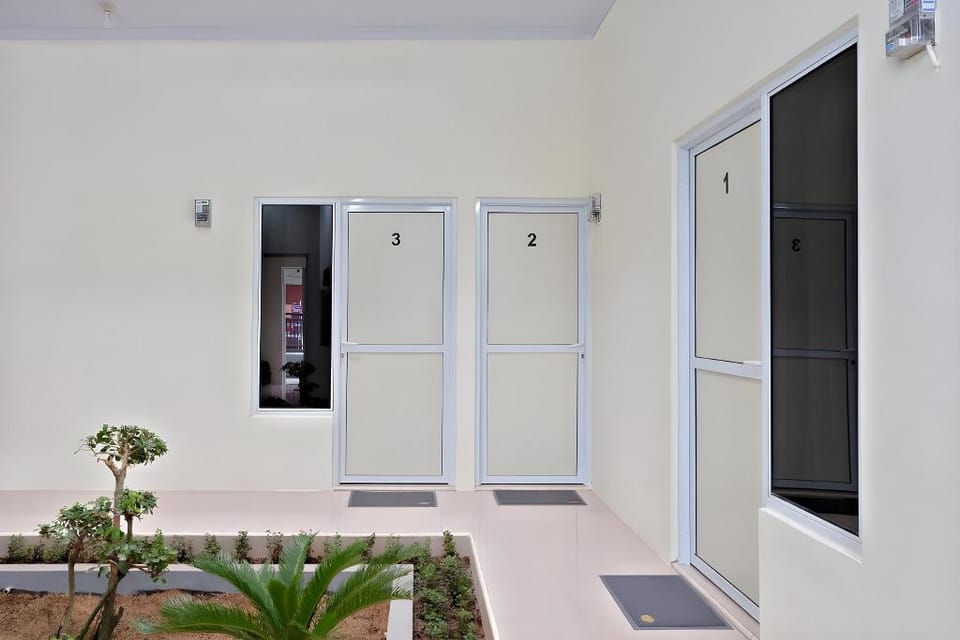 RedDoorz Syariah @ Danesti Homestay Near Bandara Sultan Hasanuddin Hotel in Indonesia