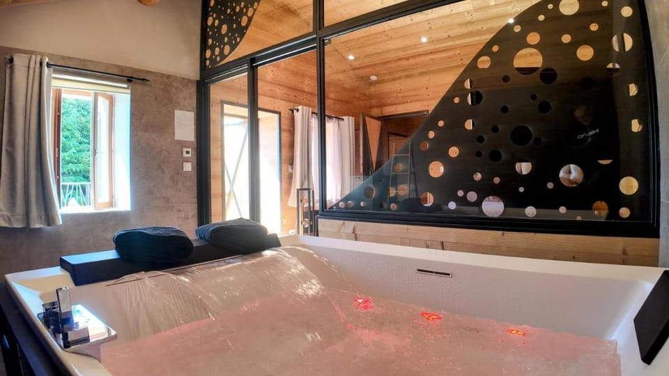 Les Fermes de Manat gîte romantique avec piscine balnéo et sauna Vacation rental in Auvergne-Rhône-Alpes