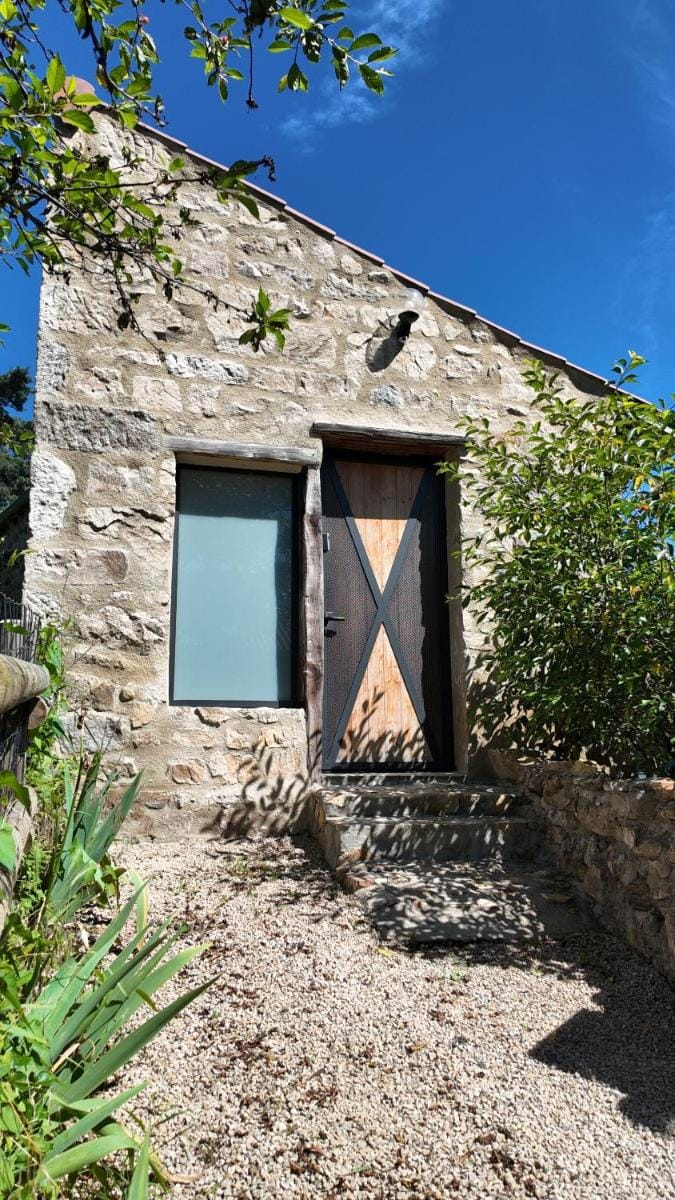 Les Fermes de Manat gîte romantique avec piscine balnéo et sauna Vacation rental in Auvergne-Rhône-Alpes
