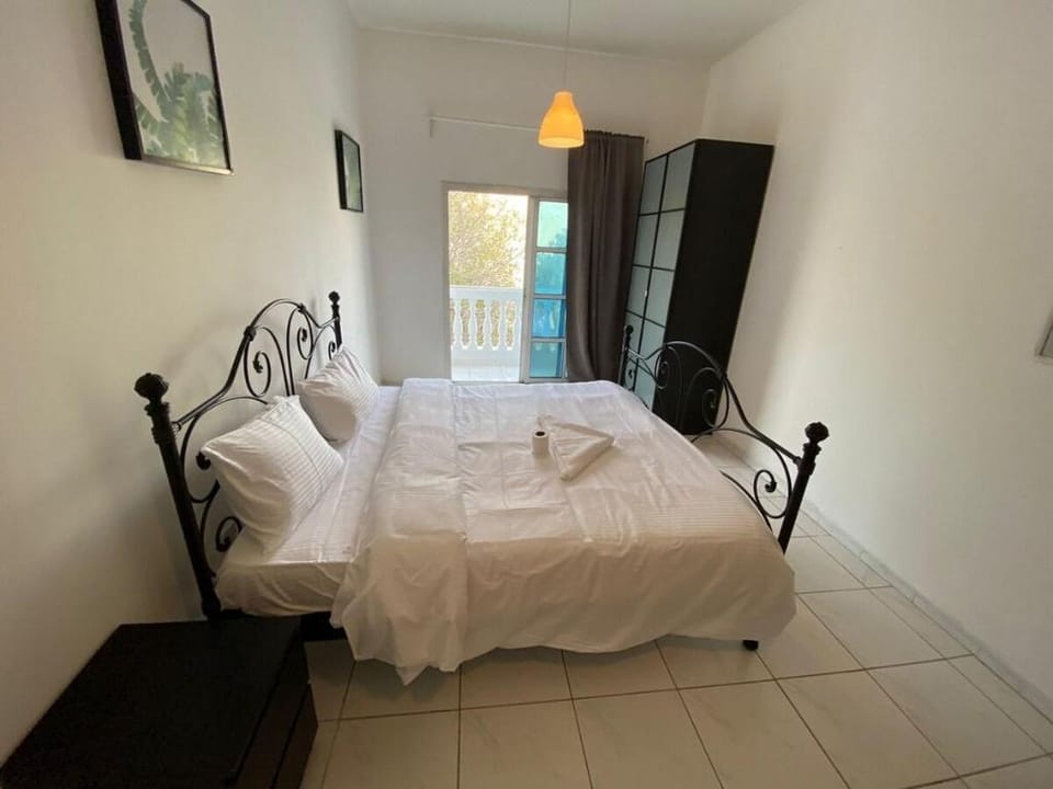 Lovely room with balcony in Dubai Umm Suqeim 124R4 Villa in Dubai