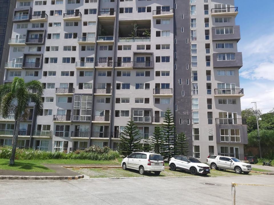 AFFORDABLE TAGAYTAY  MONTELUCE 2 BR w/ POOL G28 Apartment in Calabarzon