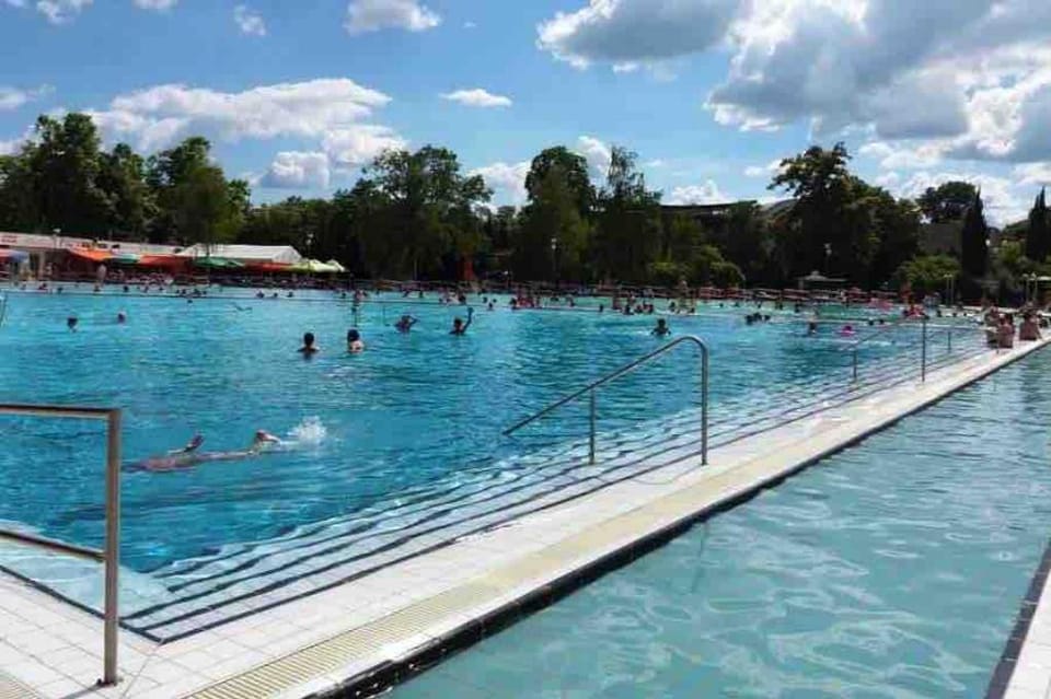 Holiday Apartmanház a belvárosra néző erkéllyel Vacation rental in Hungary