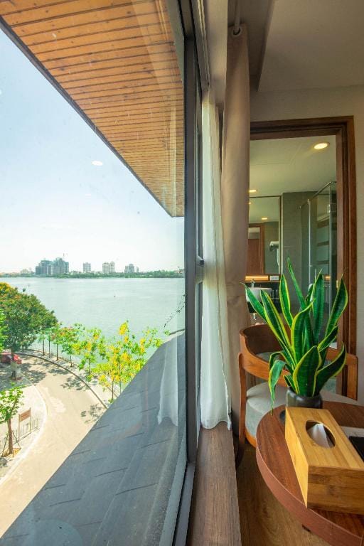 Romantic Apt ~ 01 Br Westlake View Apartment in Laos