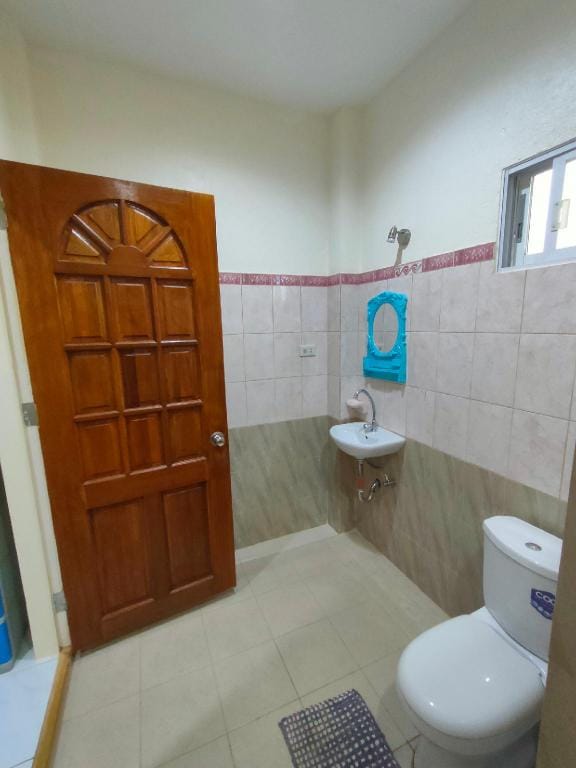 Ivory Castle -Plain room for 2 pax w/ private bath Apartment in Central Visayas