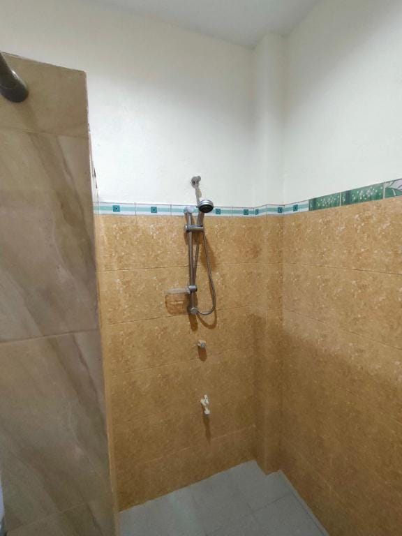 Ivory Castle -Plain room for 2 pax w/ private bath Apartment in Central Visayas